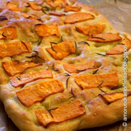 Focaccia mit Süßkartoffeln, Rosmarin und grobem Salz