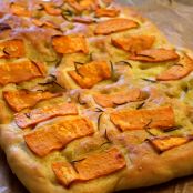 Focaccia mit Süßkartoffeln, Rosmarin und grobem Salz