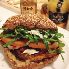 Veggie Burger mit Kichererbsen-Linsen-Süßkartoffelbratling und Guacamole