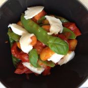 Gnocchi mit scharfer Tomaten-Zuckerschoten-Soße und Mozzarella