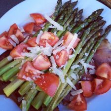 Spargel-Zitronen-Risotto mit grünem Spargel und Kirschtomaten