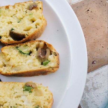 Cake mit Büffelmozzarella, Zucchini und Oliven