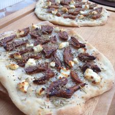 Flammkuchen mit Feta, Feigen und Rosmarin