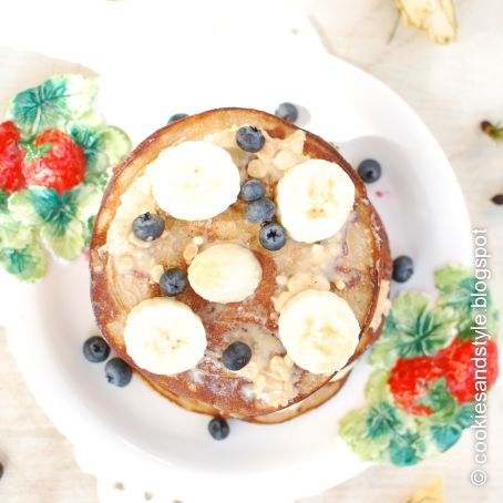 Zitrus-Buchweizen-Pancakes mit Erdnussbutter und Banane