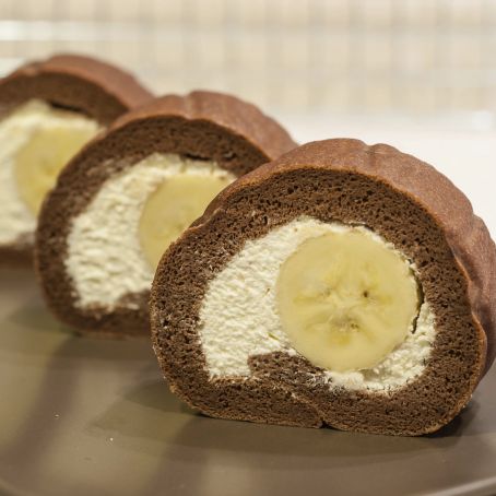 Mini-Schoko-Biskuitrolle mit Banane