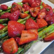 gegrillter Spargel mit Erdbeeren