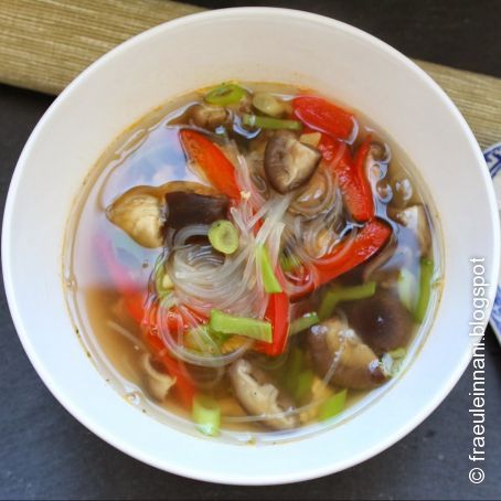 Hähnchensuppe mit Glasnudeln