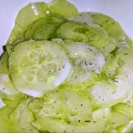 Gurkensalat mit mit Sahne-Dill-Sauce