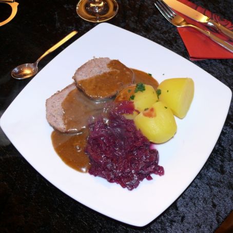 Hackbraten mit Apfelrotkohl