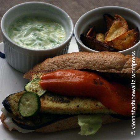 Halloumi-Gemüse-Burger mit Pommes