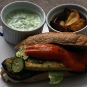 Halloumi-Gemüse-Burger mit Pommes