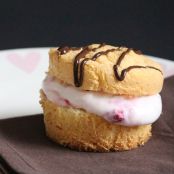 Fluffige Biskuit-Muffins mit einer leichten Himbeer-Quark-Füllung