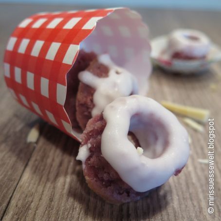 Mini-Gugl mit Himbeeren und weißer Schokolade
