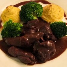 Rentiergulasch mit Schokoladensauce