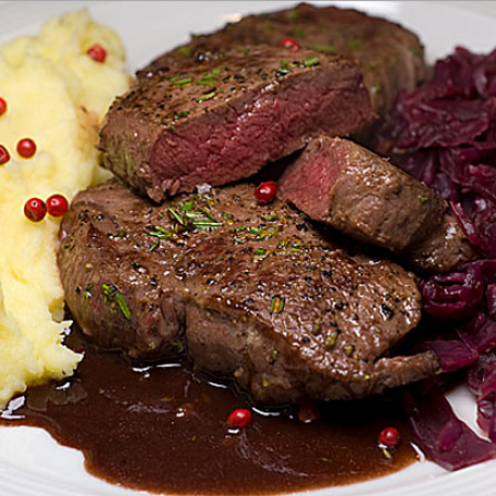 Hirschrückensteaks mit Lebkuchensoße