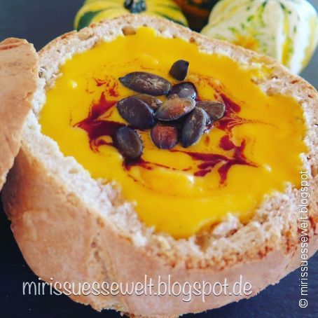 Kürbissuppe im Brotteller