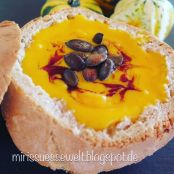 Kürbissuppe im Brotteller