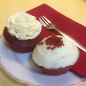 Saftige rote Samt-Cupcakes mit Frischkäsecreme