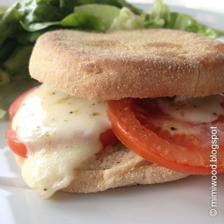 Toastbrötchen mit Tomate-Mozzarella