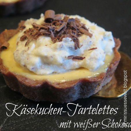 Käsekuchen-Tartelettes mit weißer Schokosahne