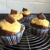 Vegane Schoko-Walnuss-Cupcakes mit Erdnussbutterfrosting