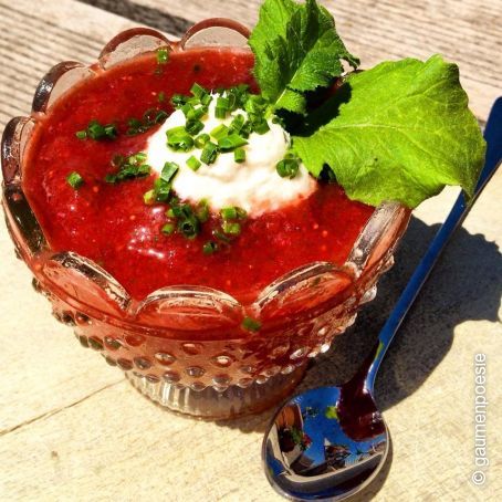 Erdbeer - Radieschengranita mit Kren Topping