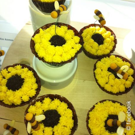 Sonnenblumen-Cupcakes mit Marzipan-Bienchen