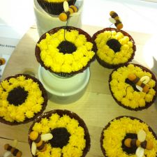 Sonnenblumen-Cupcakes mit Marzipan-Bienchen