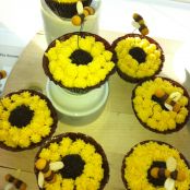 Sonnenblumen-Cupcakes mit Marzipan-Bienchen