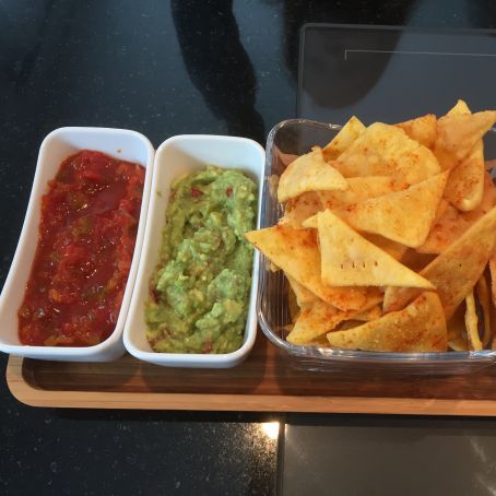 Salsa und Guacamole für Nachos