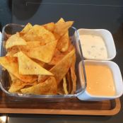 Käse- und Sourcream-Dip für Nachos