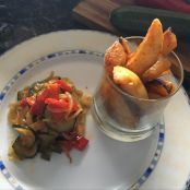Zucchini-Paprika-Zwiebel Pfanne mit Wedges