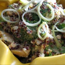 Quinoa-Hühnchen mit Brokkoli und Tahin-Sauce