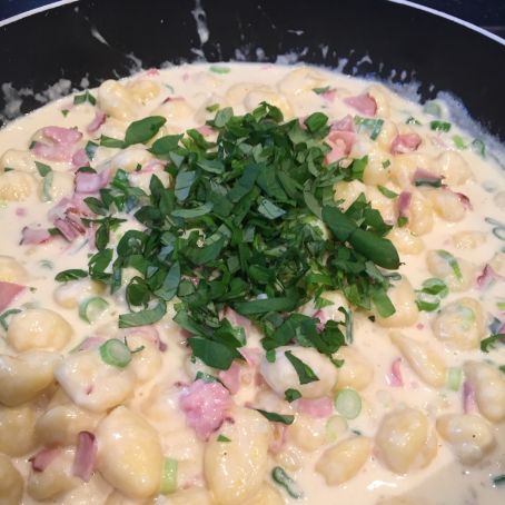 Gnocchi mit Weißwein-Sahne-Soße und Schinken