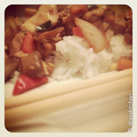 Hühnchen auf asiatische Art mit Erdnußgemüse und Reis