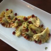 Ravioli mit orientalischer Lammfüllung und Granatapfelsoße