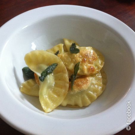 Ravioli al limone in Salbeibutter