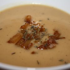 Schwarzwurzelcremesuppe mit Vanille-Pfifferlingen