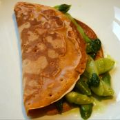 Tomatencrepe mit Spargel ud Bärlauchpesto