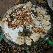 Libanesisches Fleisch-Spinat-Ragout auf Röstbrot mit Joghurt