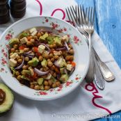Salat mit Kichererbsen, Avocado und getrocknete Tomaten