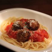 Spaghetti mit Tomatensauce und Fleischbällchen