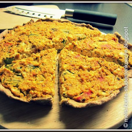 Vegane Quiche mit Tomaten und Spargel