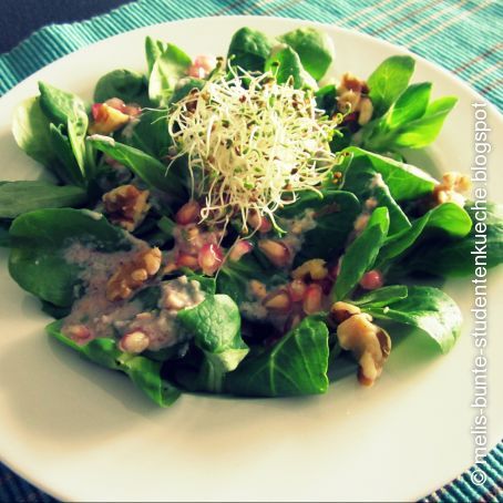 Feldsalat mit Granatapfel-Nussmus-Dressing