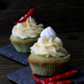 Grüne Vanille-Cupcakes mit feurigem Erdbeerkern und Little Cupcake Topping