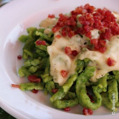 Bärlauchspätzle mit einer Weißwein - Käsesoße und geröstetem Speck