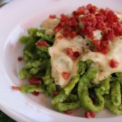 Bärlauchspätzle mit einer Weißwein - Käsesoße und geröstetem Speck