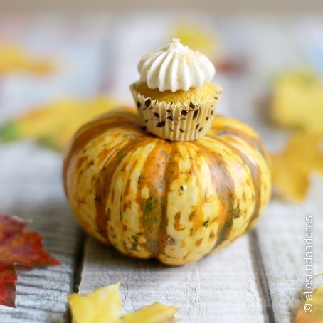 Würzige Mini-Kürbis-Cupcakes mit Zimt-Sahne-Frosting