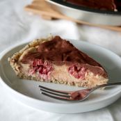 Erdnusscreme-Schokokuchen mit Himbeeren