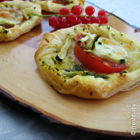 Blätterteigquadrate mit Tomaten, Zucchini und Mozzarella